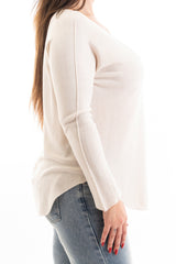 modella indossando Maglia over scollo V in misto viscosa con bordo pulito colore