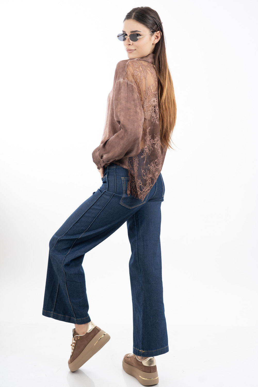 modella indossando Jeans gamba ampia dritta in denim leggero elasticizzato con cuciture frontali colore