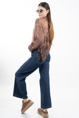 modella indossando Jeans gamba ampia dritta in denim leggero elasticizzato con cuciture frontali colore
