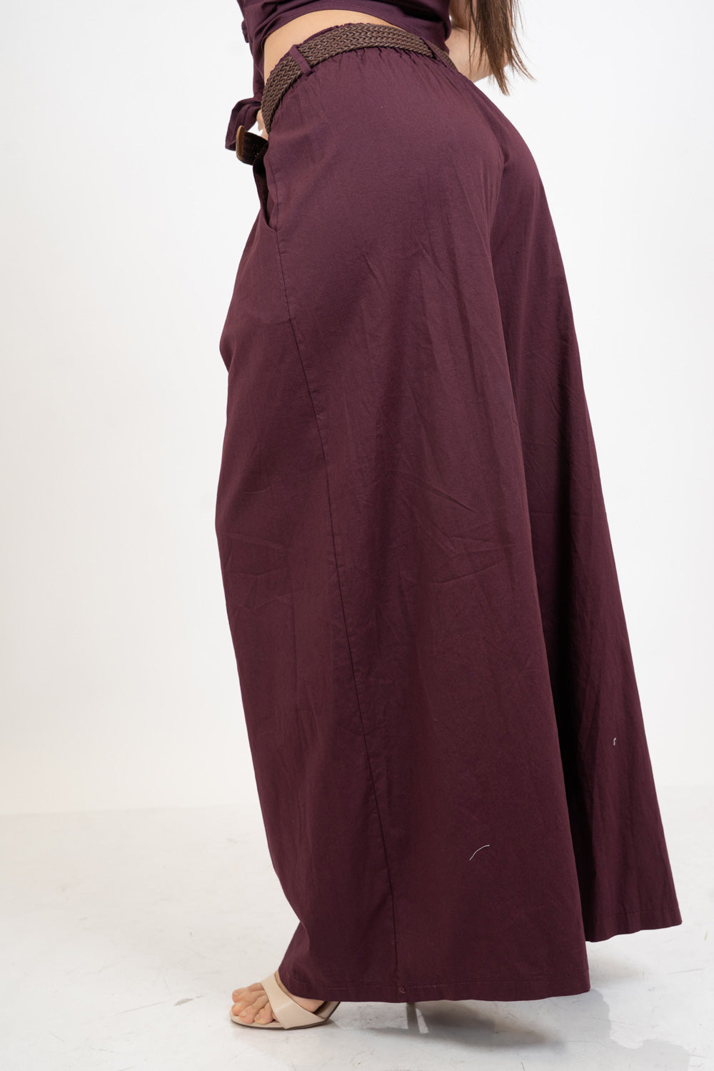 Pantalone wide leg in cotone elasticizzato con cintura intrecciata.