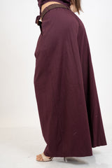 Pantalone wide leg in cotone elasticizzato con cintura intrecciata.