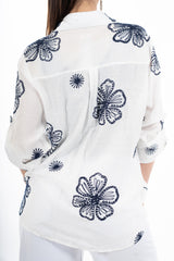 modella indossando Camicia ricamata floreale in tencel leggero con manica regolabile colore
