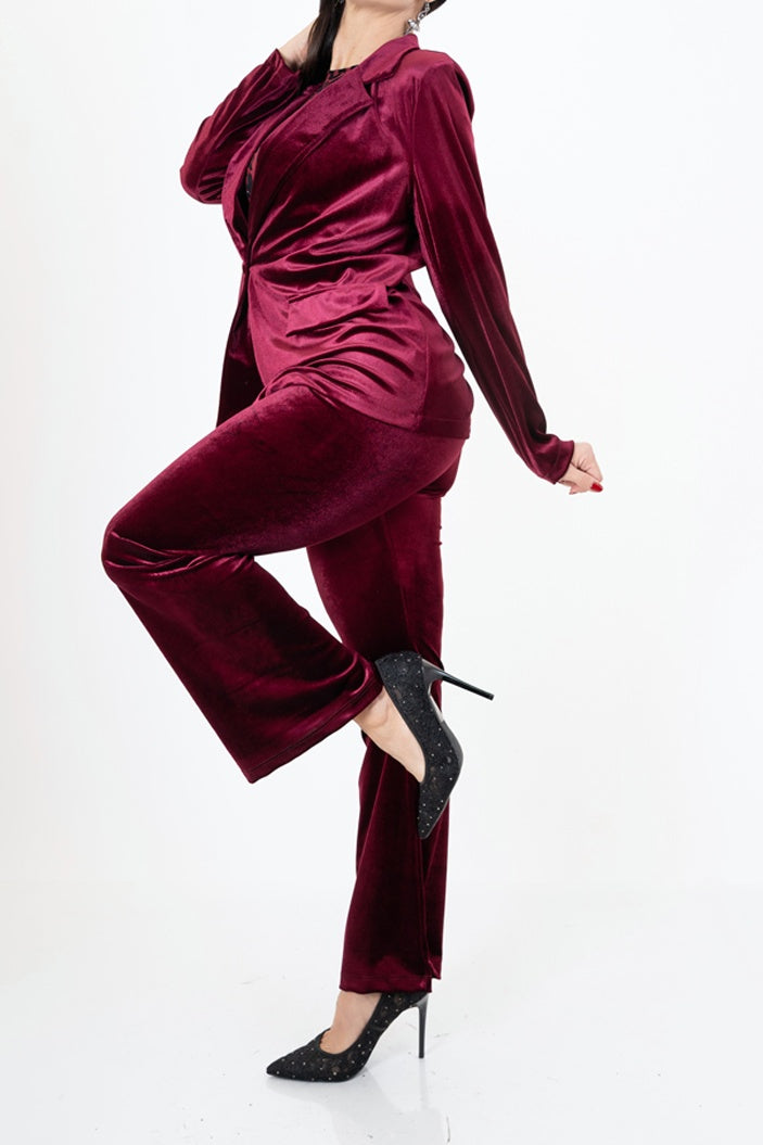 modella indossando Pantalone a zampa in velluto liscio elasticizzato colore