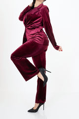 modella indossando Pantalone a zampa in velluto liscio elasticizzato colore