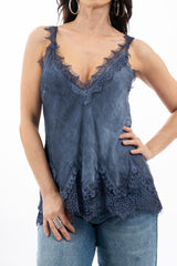modella indossando Top con pizzo in viscosa satinata scollo a V colore Blu Unica