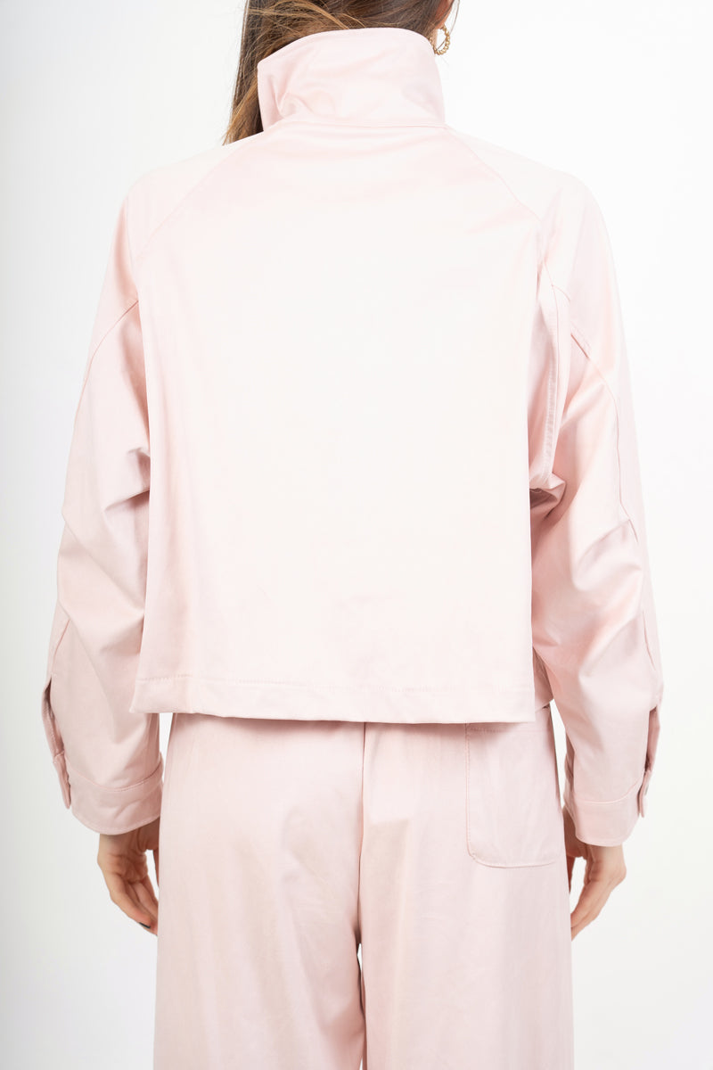 modella indossando Giacca in dainetto con zip e polsini regolabili colore