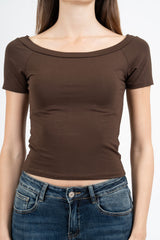 Maglia crop scollo barca in viscosa elasticizzata a manica corta.