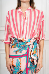 modella indossando Camicia in Cotone Leggero a Righe Bicolore Made in Italy colore