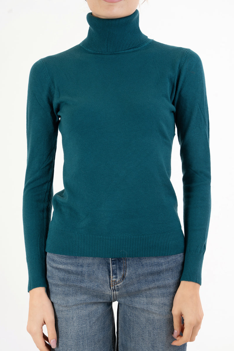 modella indossando Maglia Dream Basic Dolcevita in Viscosa colore Ottanio Unica