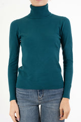 modella indossando Maglia Dream Basic Dolcevita in Viscosa colore Ottanio Unica