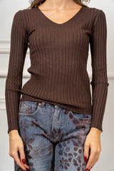 modella indossando Maglia Nadine a coste con scollo V colore