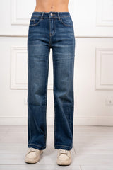 modella indossando Jeans Harlow Straight colore