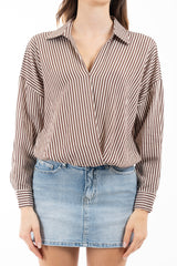 modella indossando Blusa rigata in viscosa con scollo incrociato e fondo elasticizzato colore Beige Unica