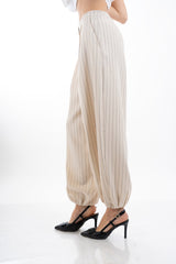 modella indossando Pantalone carrot gessato con pinces e fondo elasticizzato colore