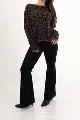 modella indossando Maglione over leopardato in misto lana colore