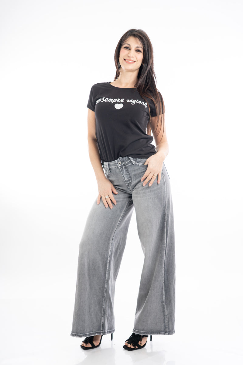 modella indossando T-shirt ricamata “Ho Sempre Ragione” con cuore colore