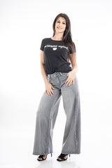 modella indossando T-shirt ricamata “Ho Sempre Ragione” con cuore colore