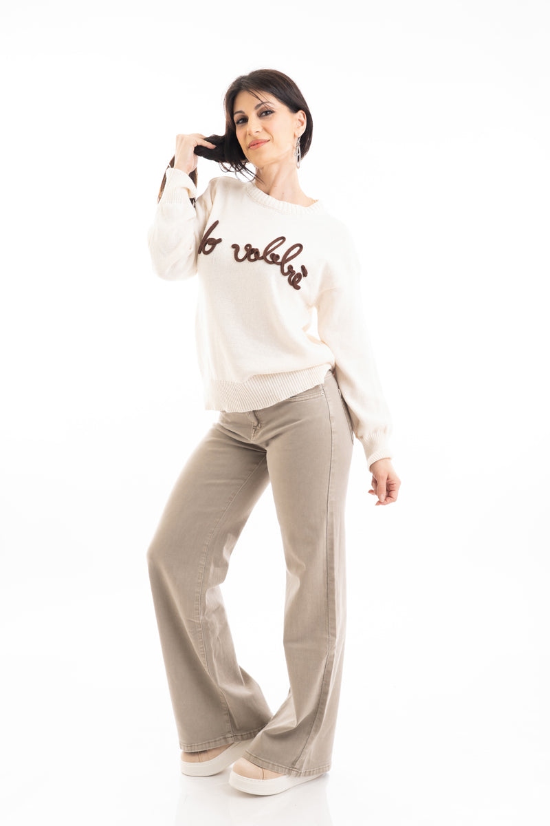 modella indossando Maglia over misto cotone con scritta ricamata “No Vabbé” colore
