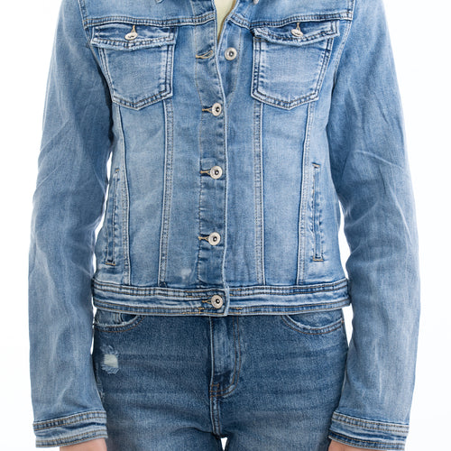 modella indossando Giacchetto in jeans elasticizzato lavaggio medio con tasche e bottoni metallici colore Denim Medio