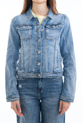 modella indossando Giacchetto in jeans elasticizzato lavaggio medio con tasche e bottoni metallici colore Denim Medio