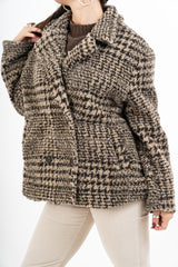 modella indossando Cappottino fantasia pied-de-poule in misto lana Made in Italy colore Marrone Unica