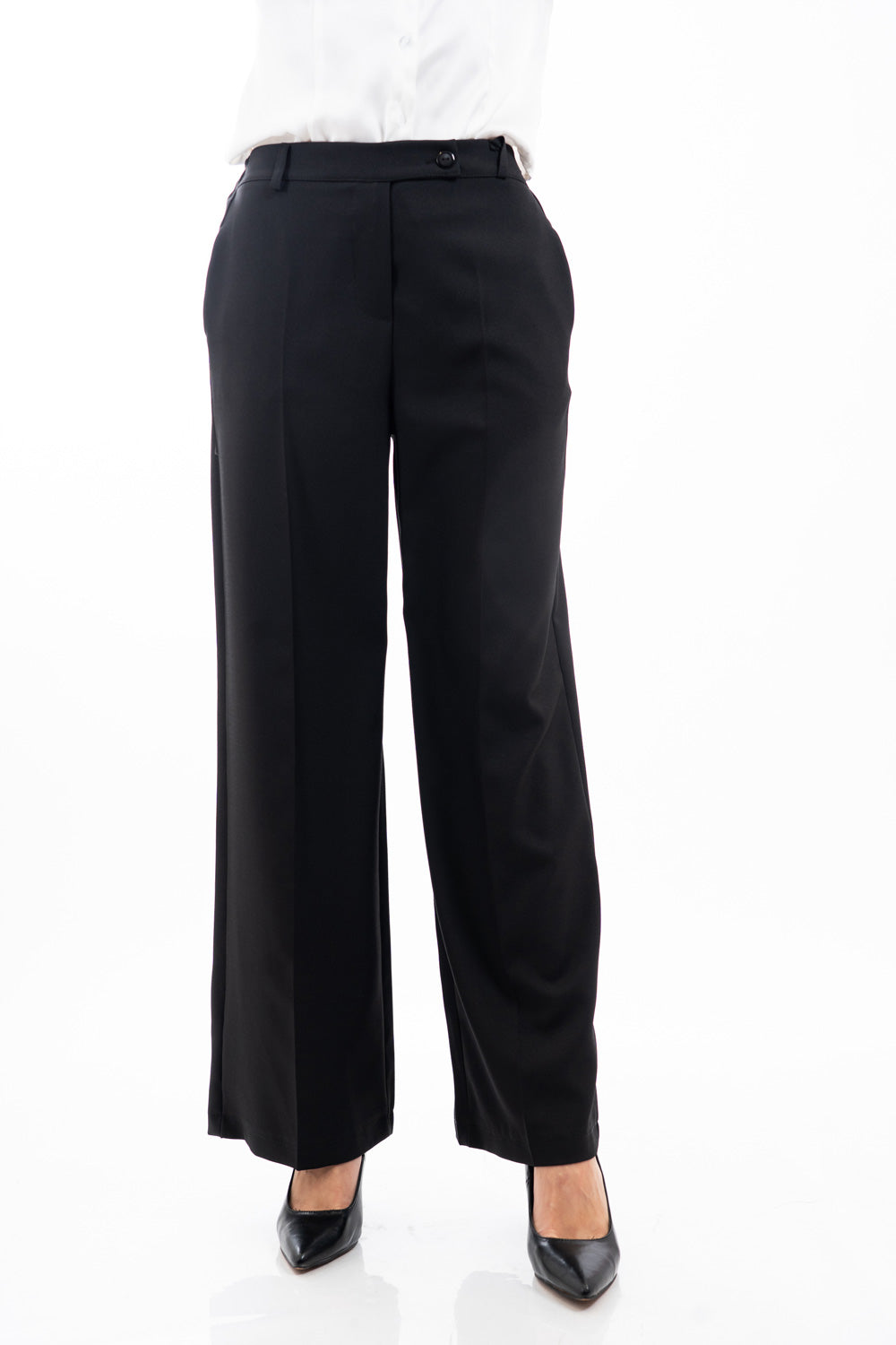 modella indossando Pantalone palazzo nero con elastico sul retro e tasche laterali a scomparsa colore Nero
