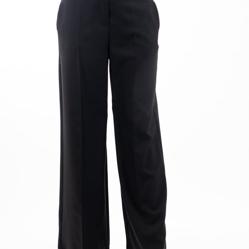 modella indossando Pantalone palazzo nero con elastico sul retro e tasche laterali a scomparsa colore Nero