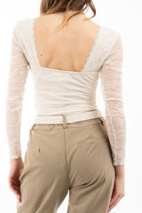 modella indossando Body bustier in pizzo con coppe preformate e maniche trasparenti colore