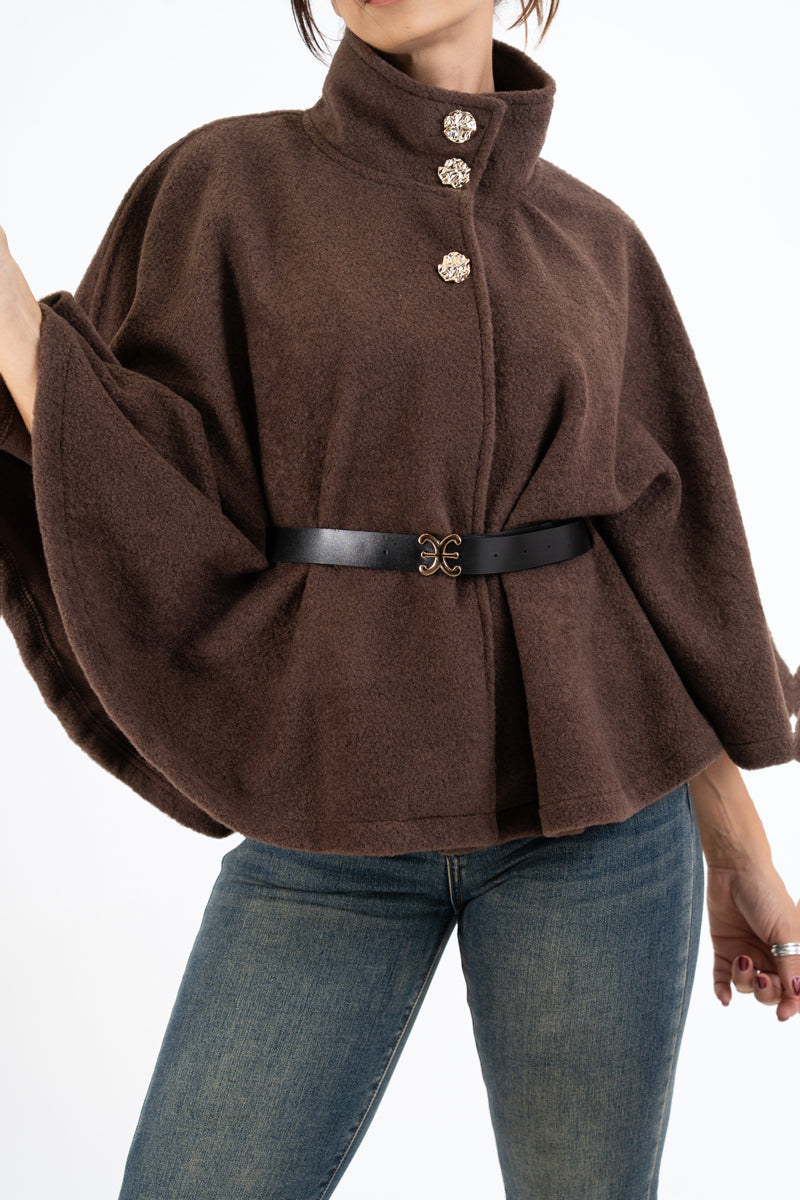 modella indossando Mantella GoldBelt con collo alto e cintura colore Marrone Unica