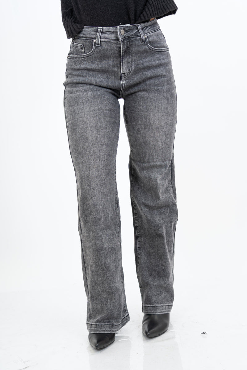 modella indossando Jeans dritto vita alta effetto used in denim elasticizzato colore