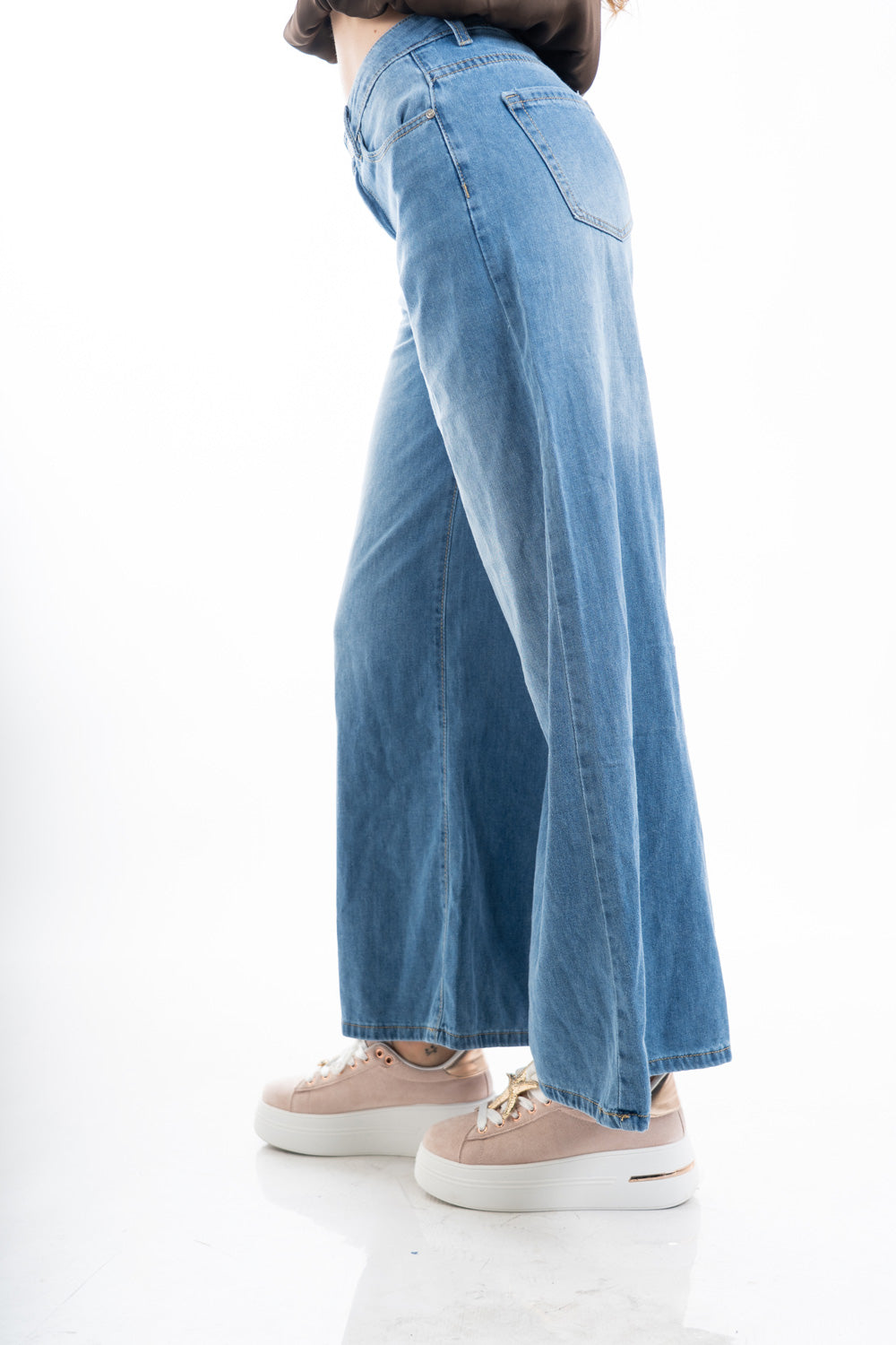 modella indossando Jeans gamba ampia leggermente svasato in denim elasticizzato colore