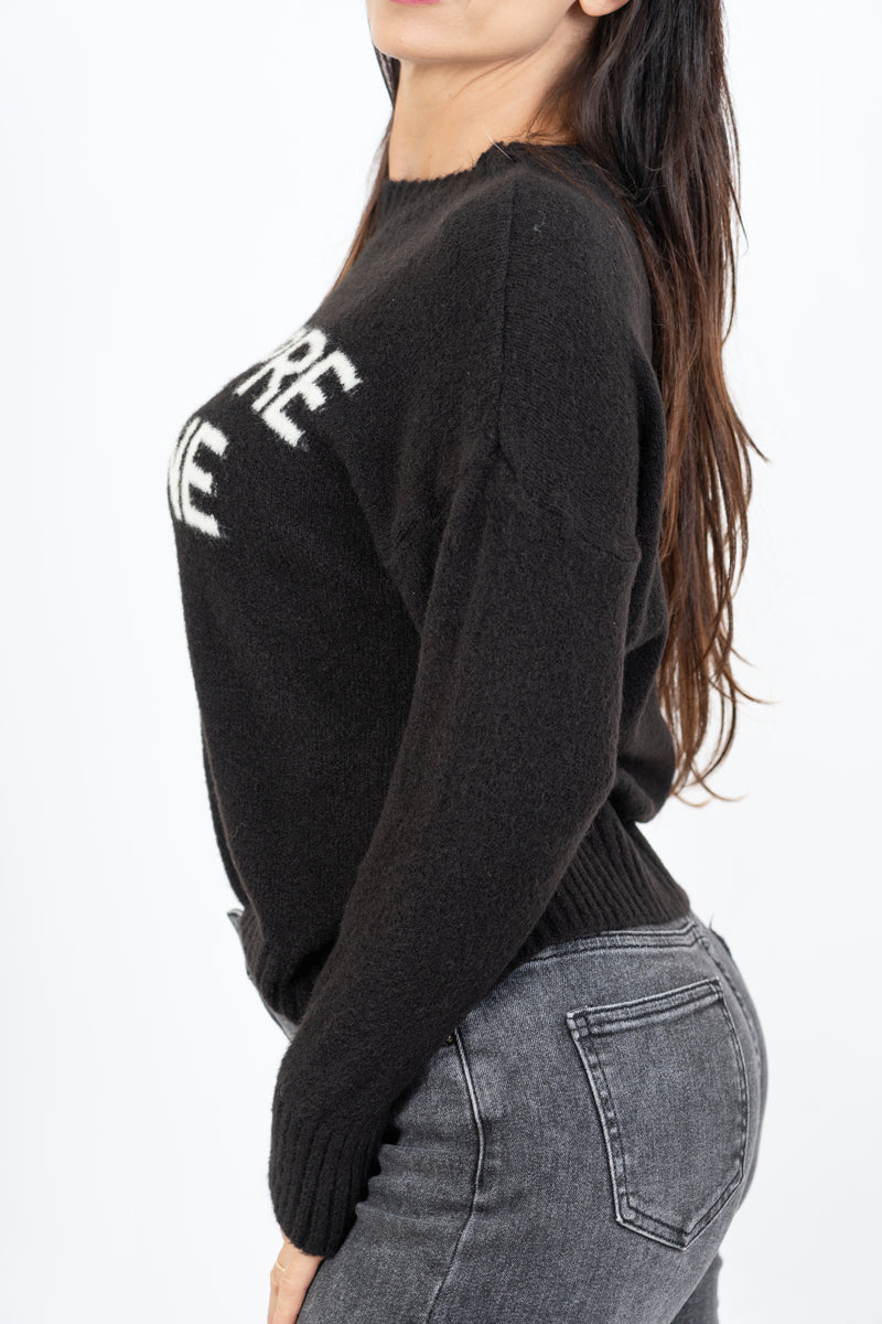 modella indossando Maglione girocollo con scritta “Ho sempre ragione” in misto lana Made in Italy colore