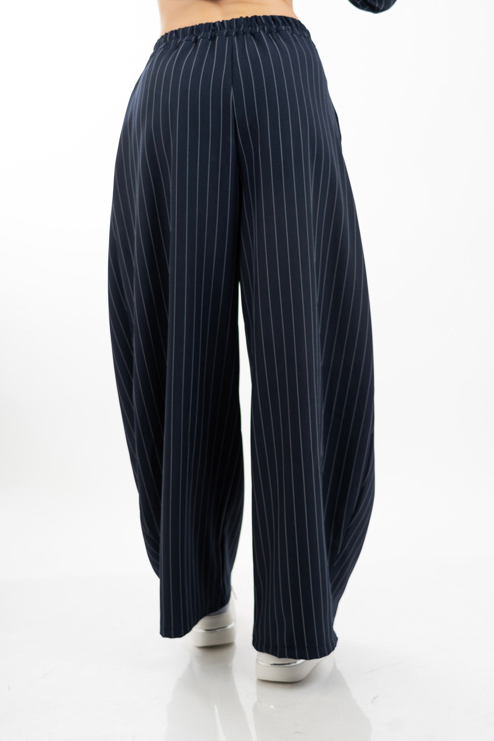 modella indossando Pantalone palazzo gessato a portafoglio con pinces colore