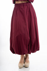 modella indossando Gonna a palloncino in cotone leggero con elastico in vita colore Rosso India Unica