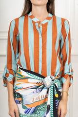 modella indossando Camicia Collo Coreana in Tencel a Righe Multicolor colore
