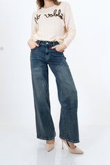 modella indossando Maglione girocollo “No vabbè” in misto lana ricamato colore