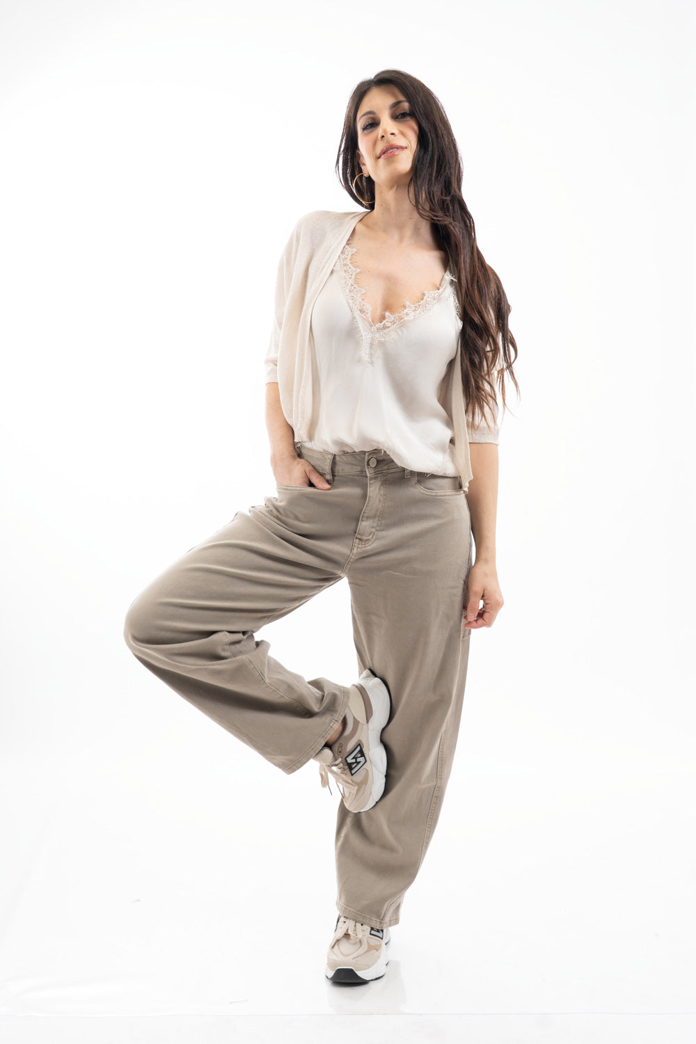 modella indossando Cardigan leggero in viscosa con lurex e manica 3/4 colore