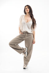 modella indossando Cardigan leggero in viscosa con lurex e manica 3/4 colore
