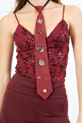 modella indossando Cravatta con spille decorative in metallo colore