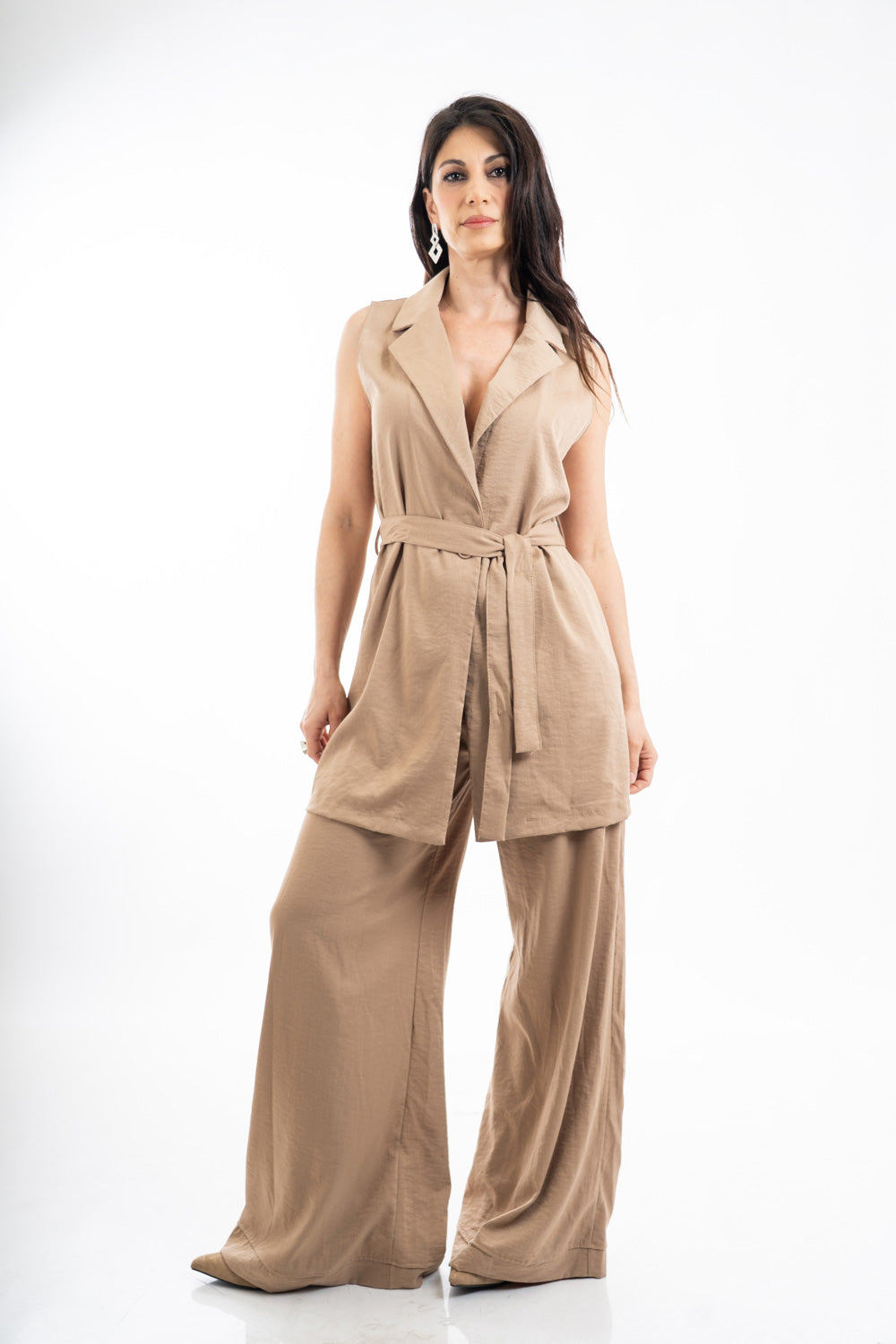 modella indossando Pantalone palazzo con elastico in vita, tasche e cintura inclusa effetto naturale colore