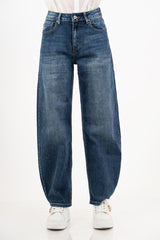 modella indossando Jeans donna gamba arrotondata in denim elasticizzato colore Denim Scuro
