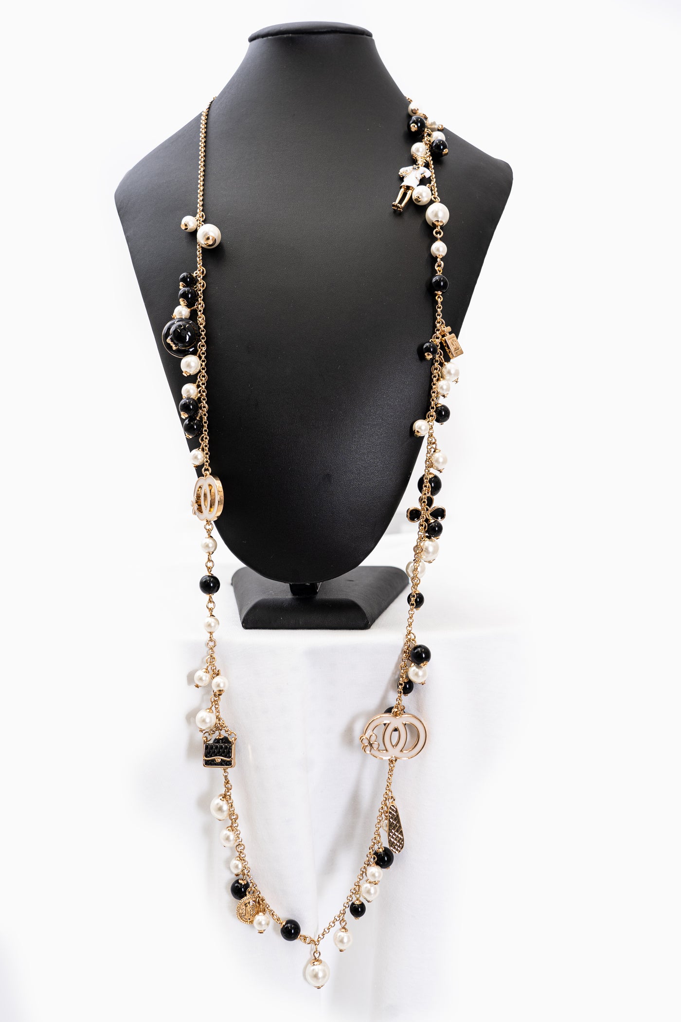 Collana Lunga con Perle Bianche e Nere, Ciondoli Gold