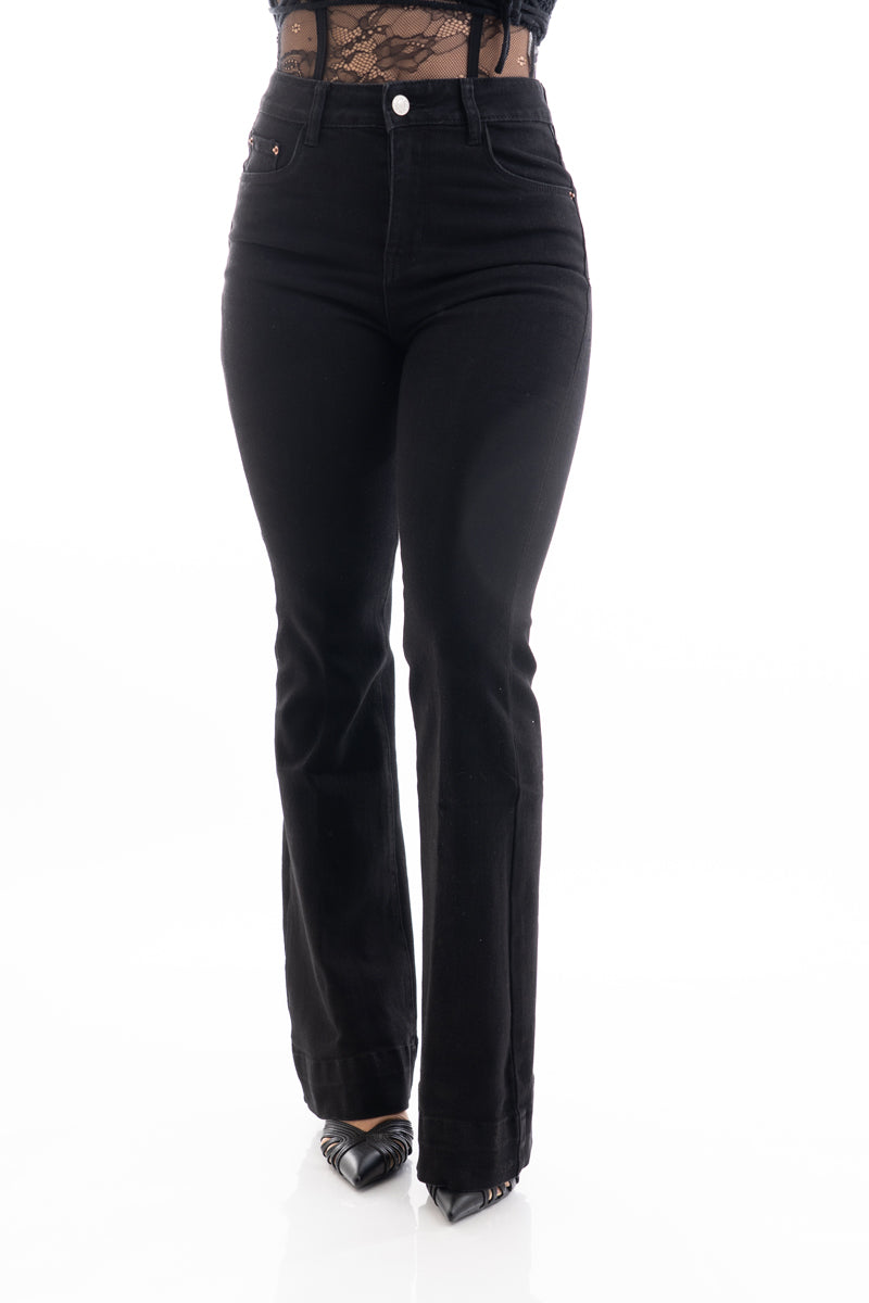 modella indossando Jeans flare a vita media in denim elasticizzato nero colore