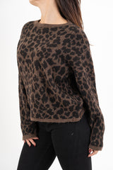 modella indossando Maglione over leopardato in misto lana colore
