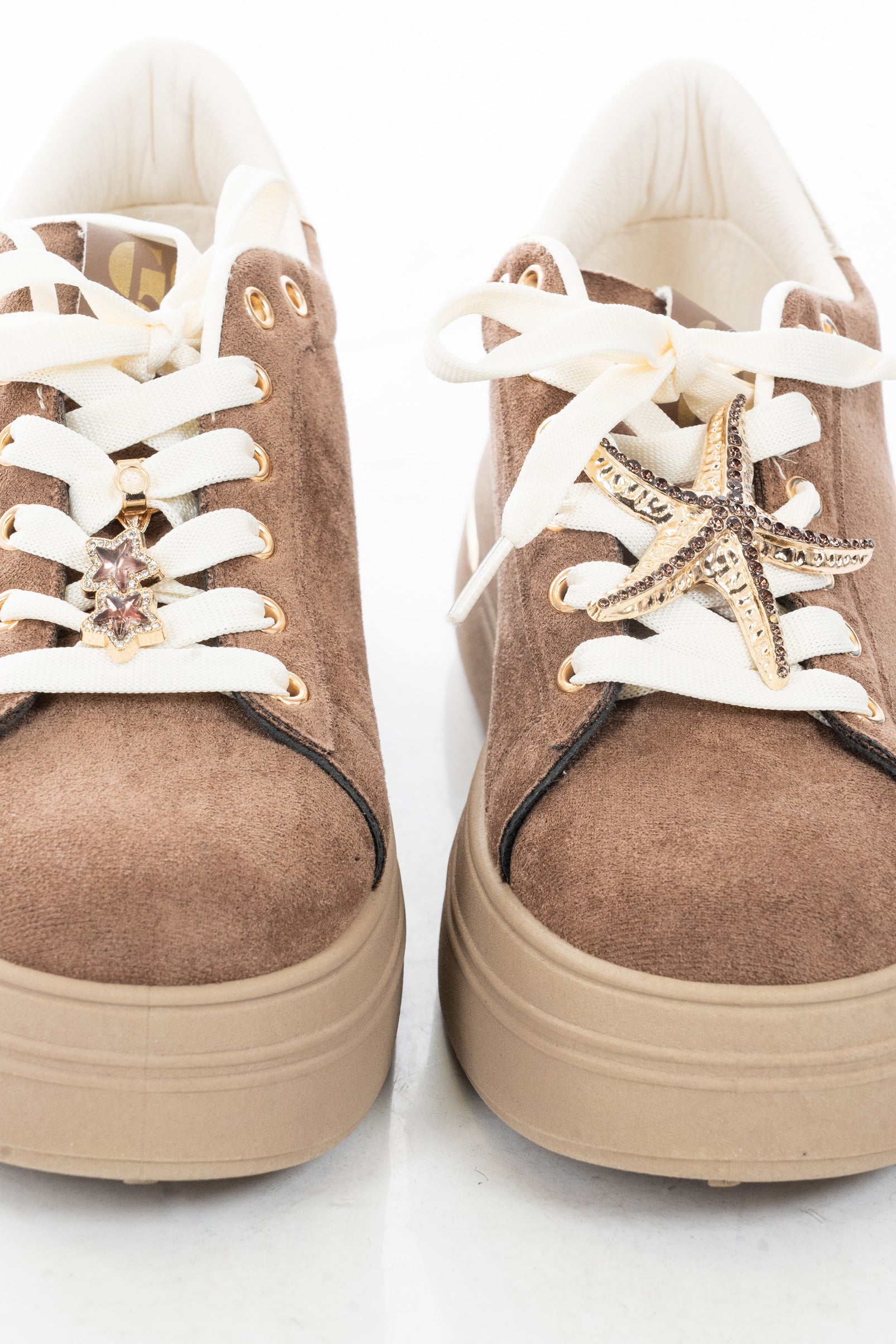 modella indossando Sneakers platform con charm gioiello removibile e suola alta Marrone colore