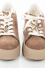 modella indossando Sneakers platform con charm gioiello removibile e suola alta Marrone colore