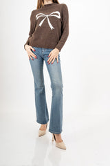 modella indossando Maglione morbido con motivo fiocco e vestibilità comoda colore