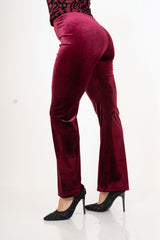 modella indossando Pantalone a zampa in velluto liscio elasticizzato colore