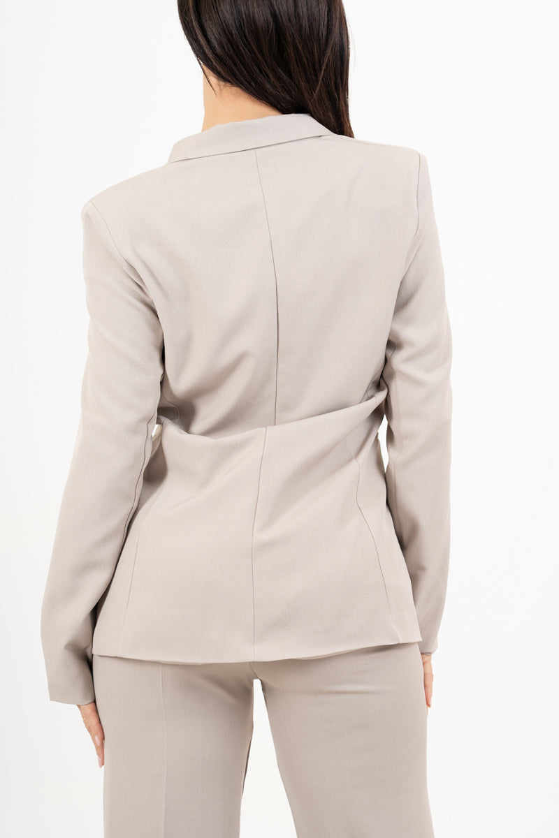 modella indossando Giacca avvitata beige con bottone singolo e fodera in raso colore