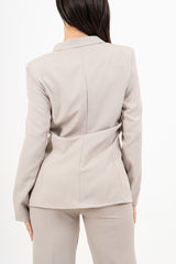 modella indossando Giacca avvitata beige con bottone singolo e fodera in raso colore